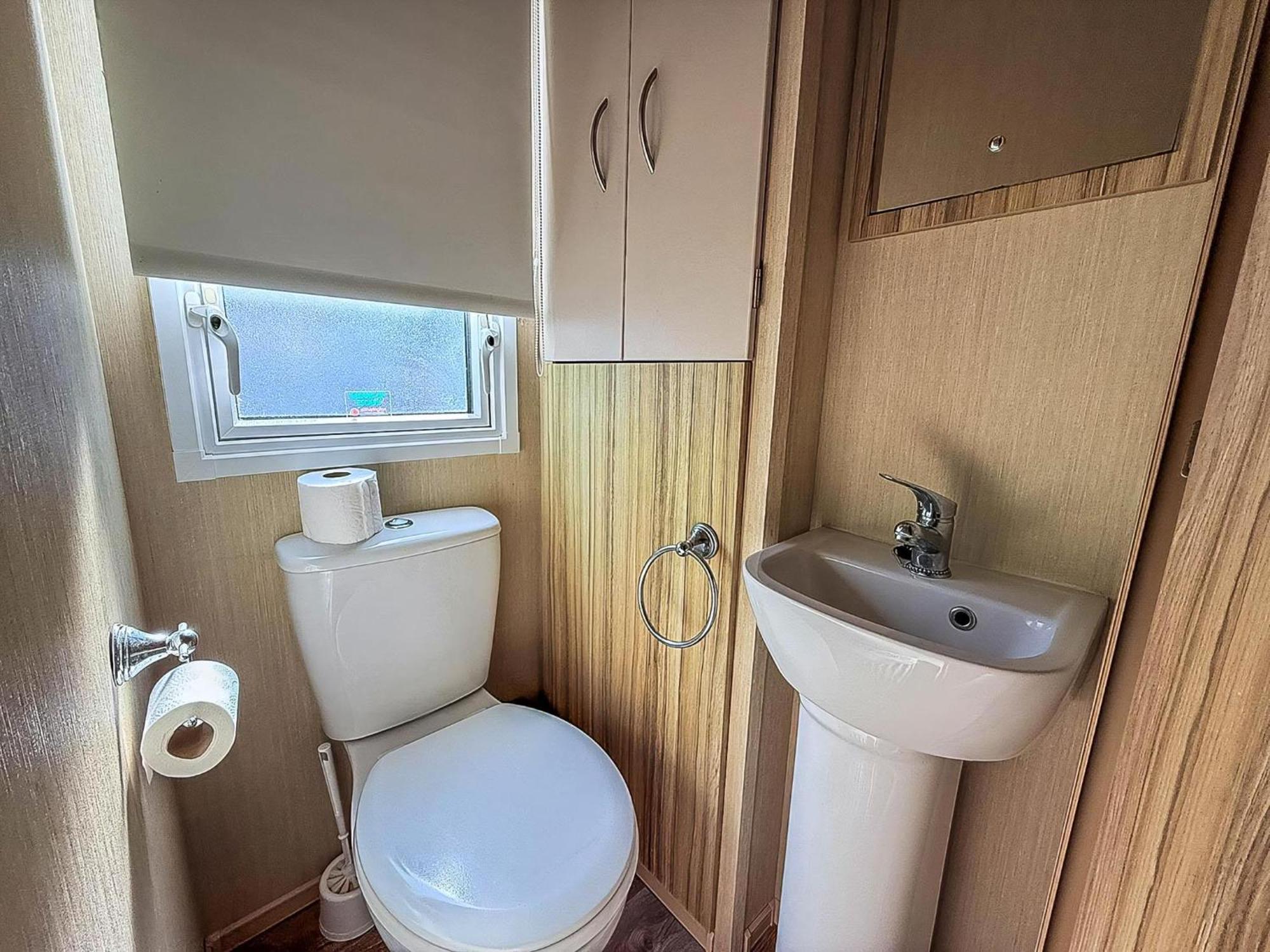 Great 8 Berth Caravan In Norfolk Near To Great Yarmouth Ref 20178Bs Hopton on Sea Kültér fotó