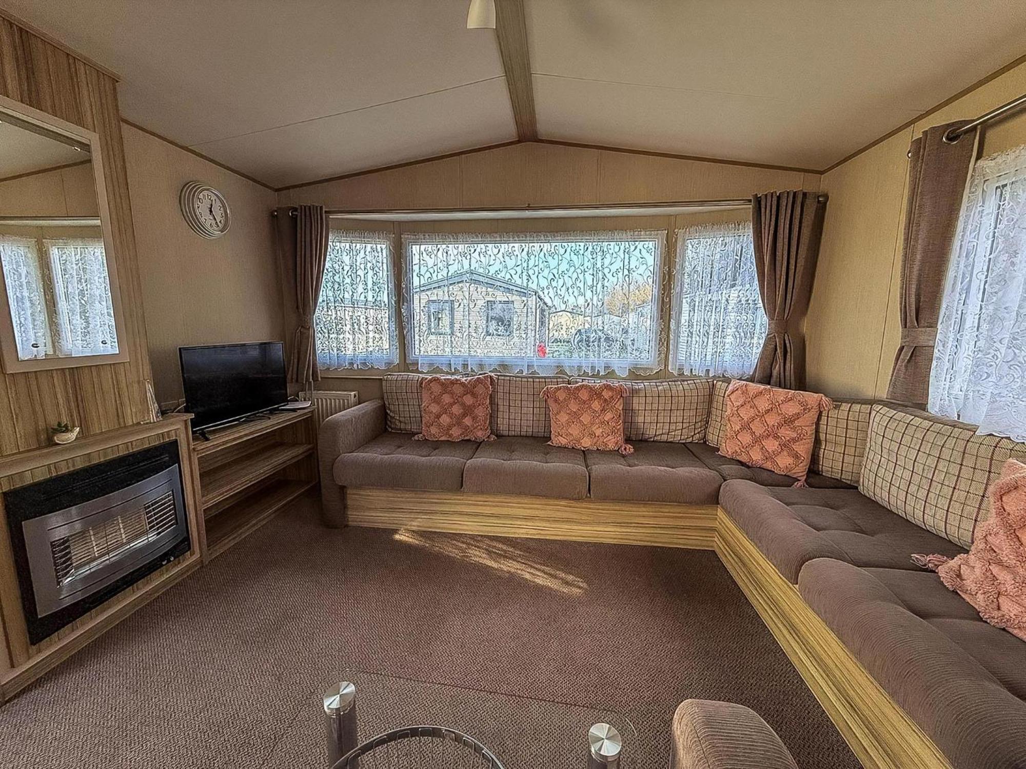 Great 8 Berth Caravan In Norfolk Near To Great Yarmouth Ref 20178Bs Hopton on Sea Kültér fotó