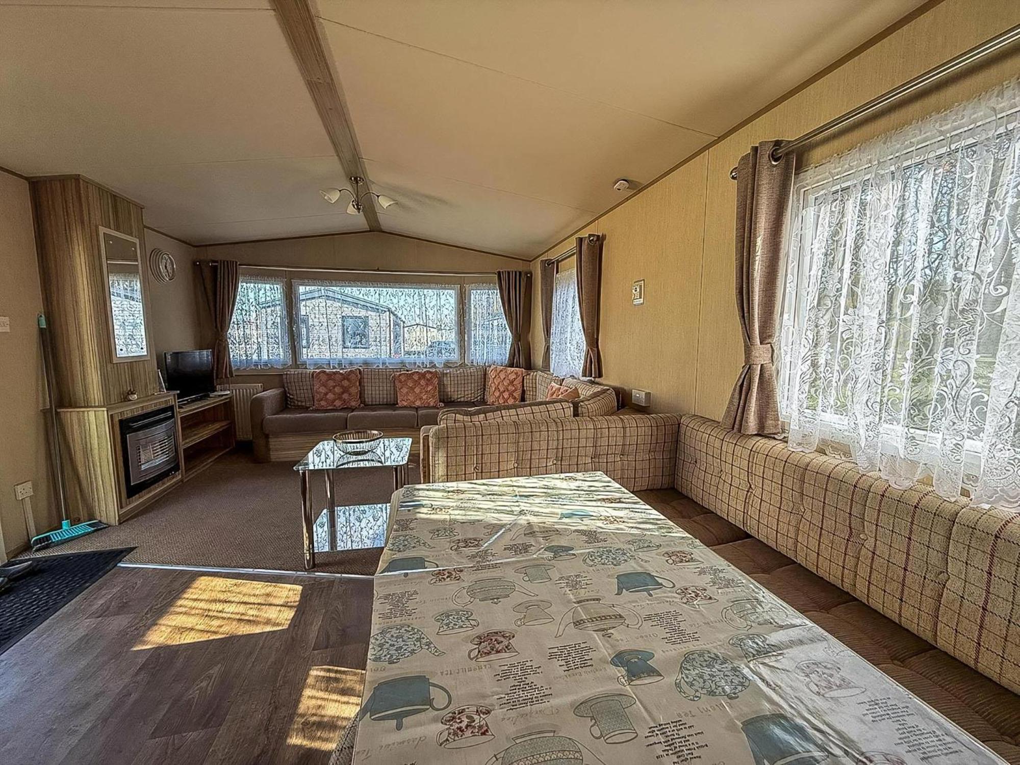 Great 8 Berth Caravan In Norfolk Near To Great Yarmouth Ref 20178Bs Hopton on Sea Kültér fotó