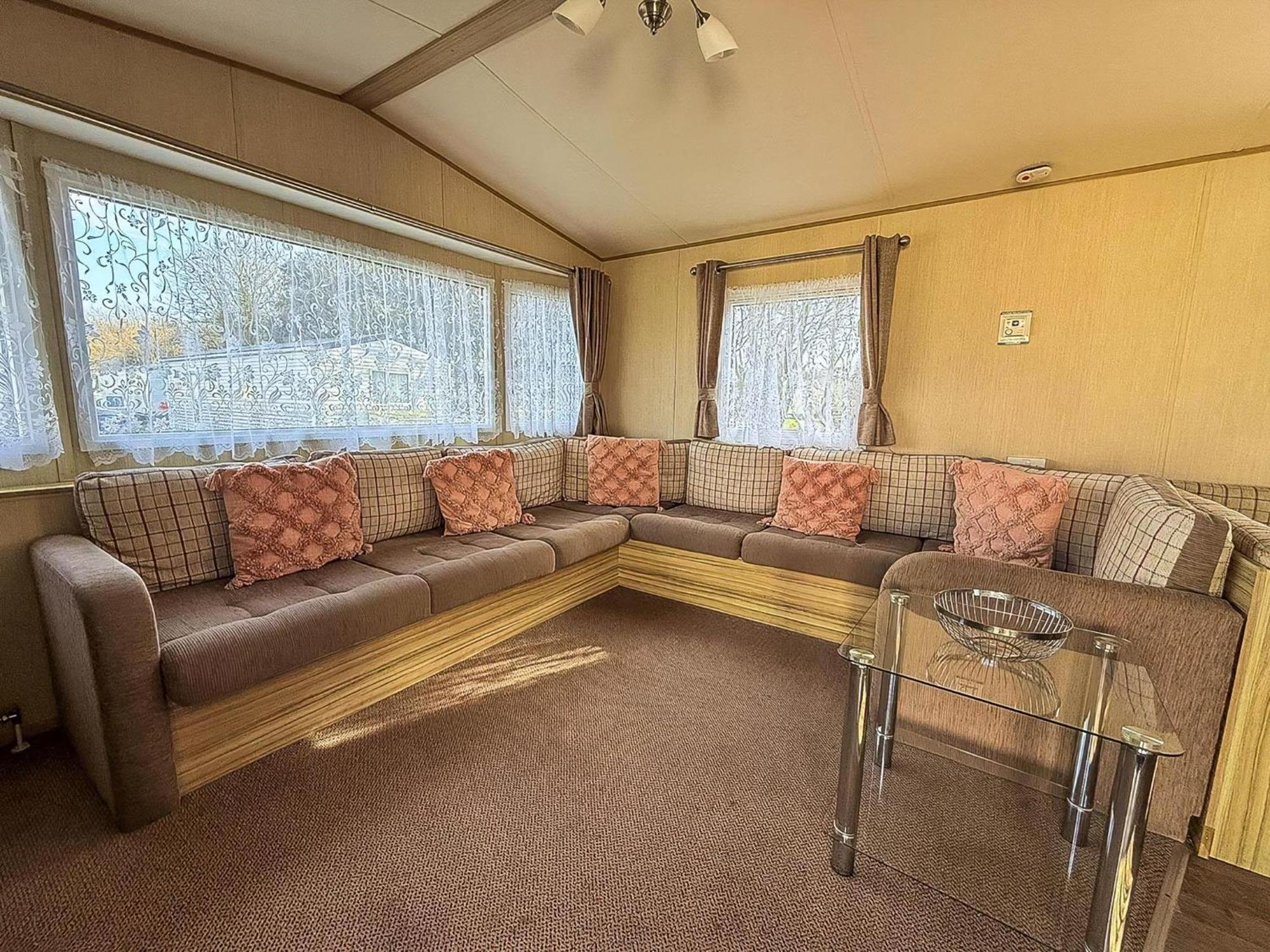 Great 8 Berth Caravan In Norfolk Near To Great Yarmouth Ref 20178Bs Hopton on Sea Kültér fotó