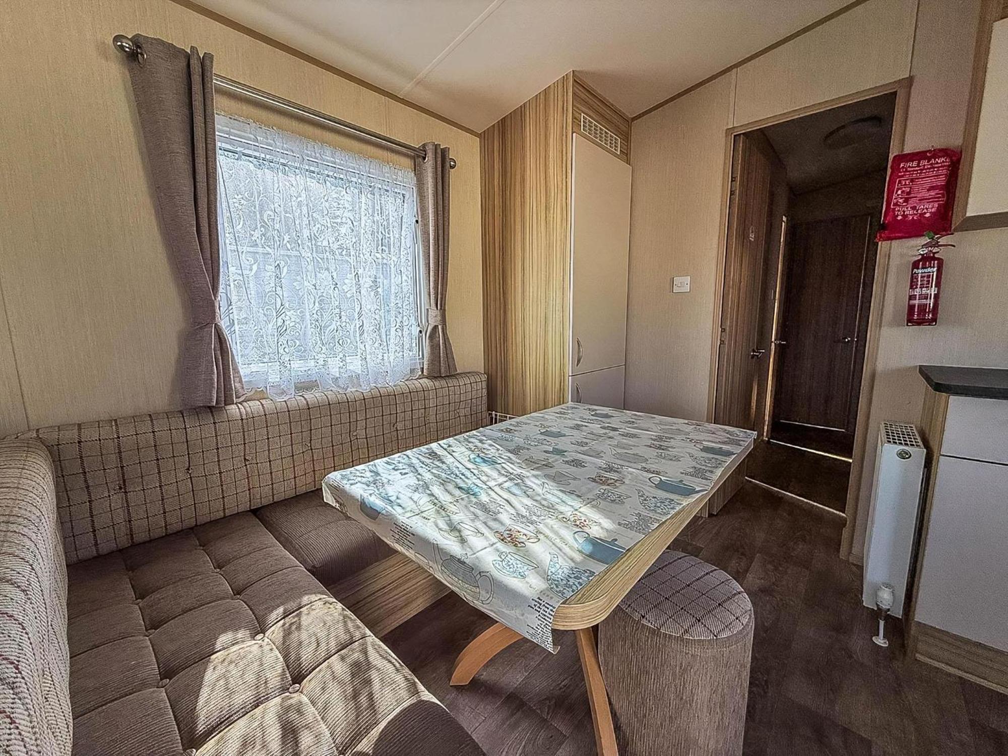 Great 8 Berth Caravan In Norfolk Near To Great Yarmouth Ref 20178Bs Hopton on Sea Kültér fotó